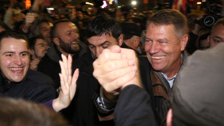 REZULTATE ALEGERI PREZIDENTIALE 2014. Mii de romani au sarbatorit in strada rezultatul alegerilor. Klaus Iohannis a fost in Piata Universitatii Imagine