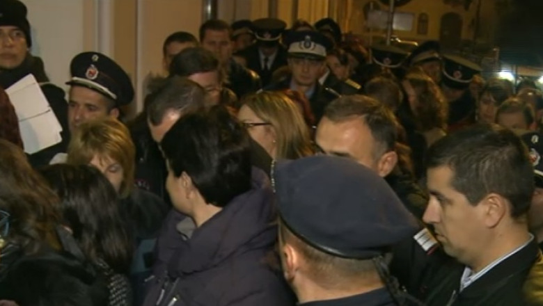 REZULTATE ALEGERI PREZIDENtIALE 2014. Scandal ca la usa cortului in fata Prefecturii Olt, la depunerea sacilor cu voturi  Imagine