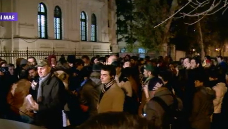 REZULTATE ALEGERI PREZIDENTIALE 2014. Sute de oameni protesteaza la Ministerul de Externe Imagine