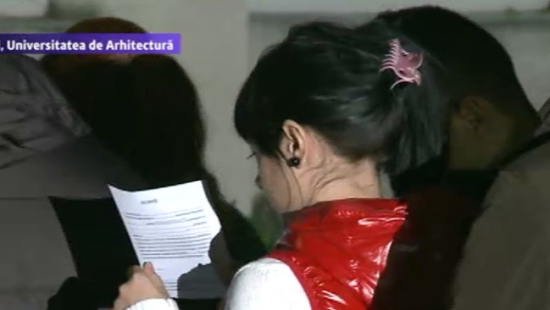 REZULTATE ALEGERI PREZIDENtIALE 2014. Sute de studenti din Bucuresti, blocati la vot. "Xeroxul s-a stricat pentru ca l-au folosit prea mult" Imagine