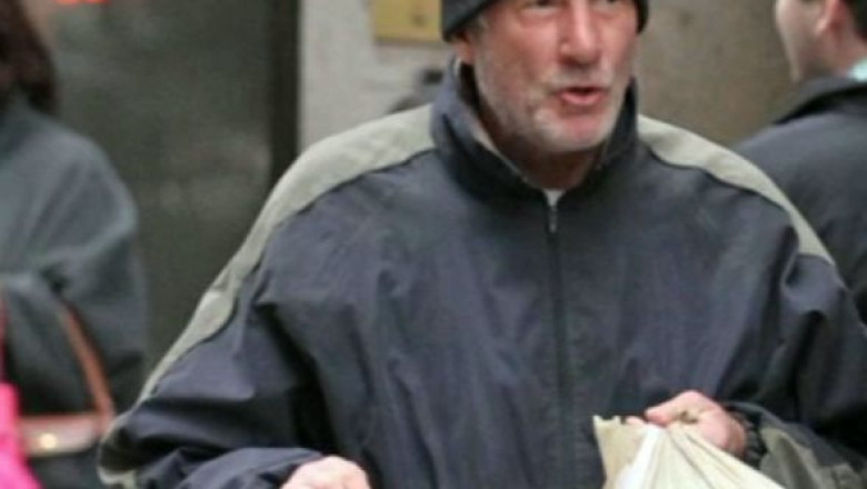 Richard Gere, confundat cu un om al strazii. Actorul, care se pregatea pentru un rol, a primit o sacosa cu mancare Imagine