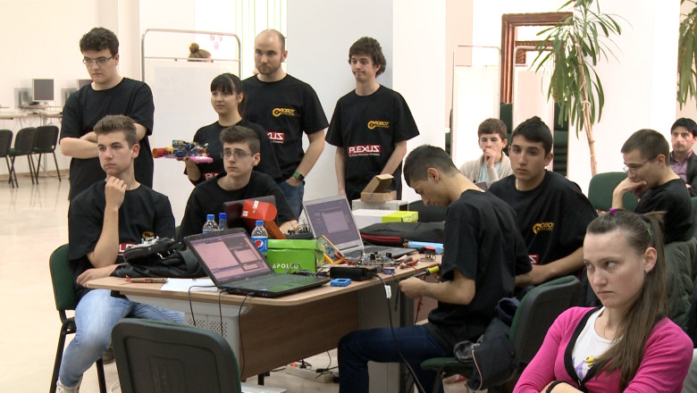 Ringul robotilor. Viitorii specialisti in robotica s-au intrecut la Oradea Imagine