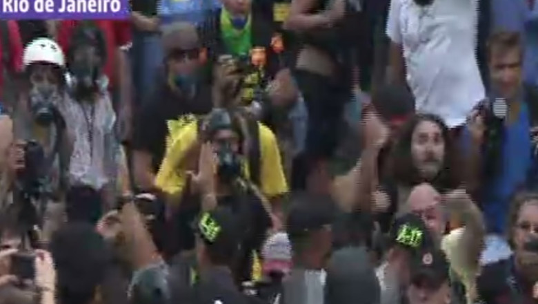 Rio de Janeiro. Anarhistii au profitat de greva profesorilor pentru a vandaliza banci Imagine