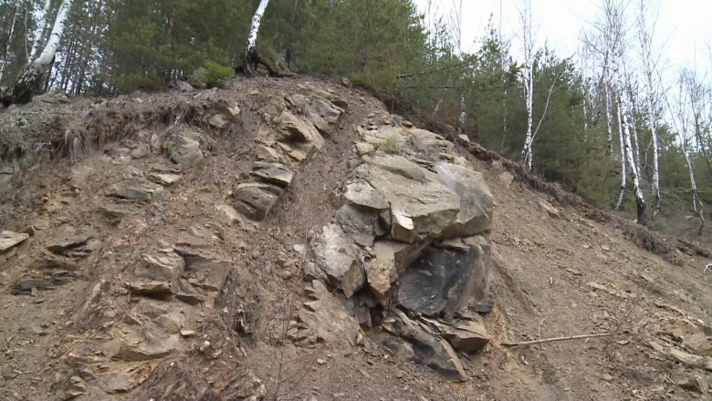 Risc de accidente pe Valea Oltului. De pe versanti au inceput sa cada pietre Imagine