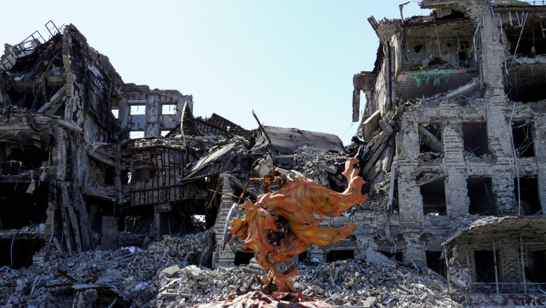 Risc de focar de holera in Mariupol. Sub fiecare bloc bombardat se afla zeci de cadavre Imagine