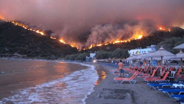 Risc de incendii in mai multe zone din Grecia. MAE ii atentioneaza pe romanii care vor sa calatoreasca acolo Imagine