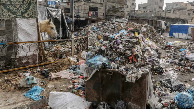 Risc major de holera si difterie in Fasia Gaza. Oamenii traiesc printre mormane de moloz si gunoaie Imagine