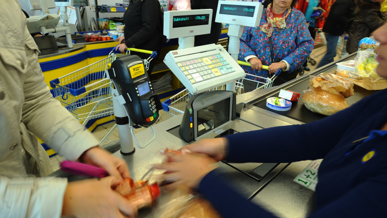 Risipa anuala de 8 miliarde de euro. TIR-urile cu mancarea cumparata in plus de romani ar putea forma o coada de la Bucuresti la Madrid Imagine