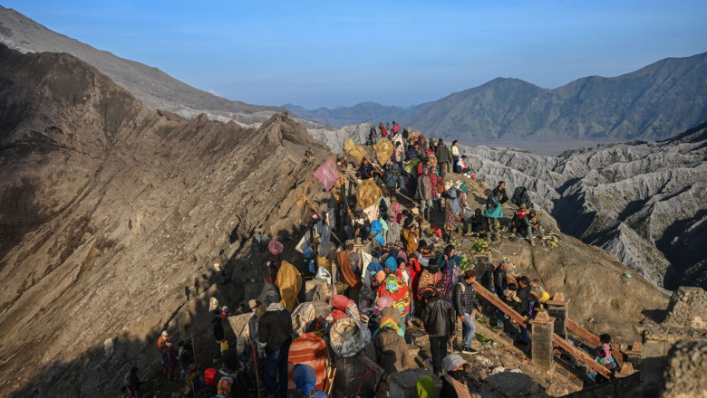 Ritual de sacrificare la vulcanul activ Bromo din Indonezia. Mii de oameni arunca animale si alimente in crater Imagine