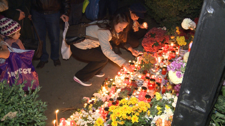 Ritualuri de Ziua Mortilor. Oradenii au curatat mormintele, s-au rugat si au aprins lumanari Imagine