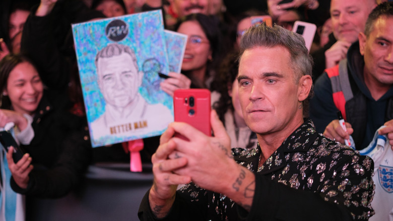 Robbie Williams spune ca selfie-urile si interactiunile cu fanii ii provoaca disconfort: „Interactiunea sociala ma inspaimanta” Imagine