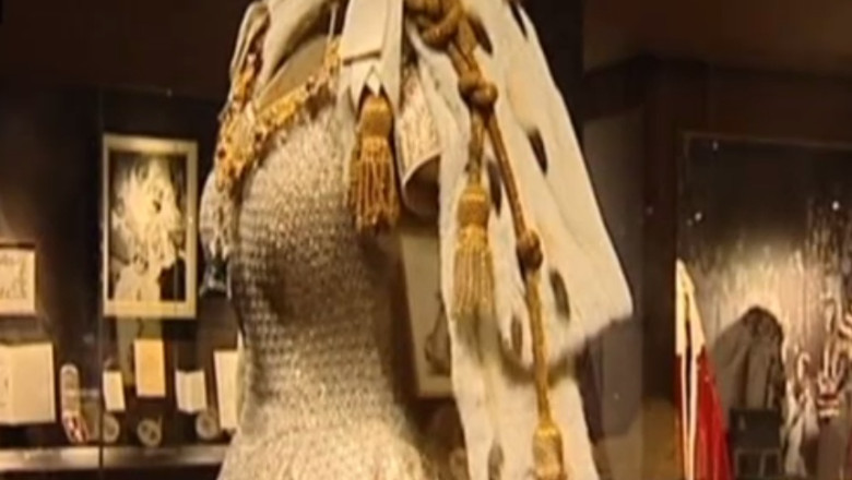 Rochia si bijuteriile de la incoronarea reginei, expuse la Buckingham Imagine