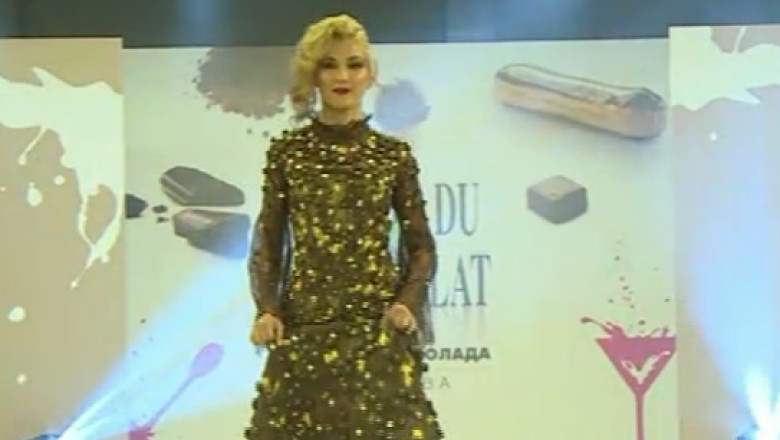Rochii ornate cu figurine dulci, la un targ de ciocolata de lux din Moscova Imagine