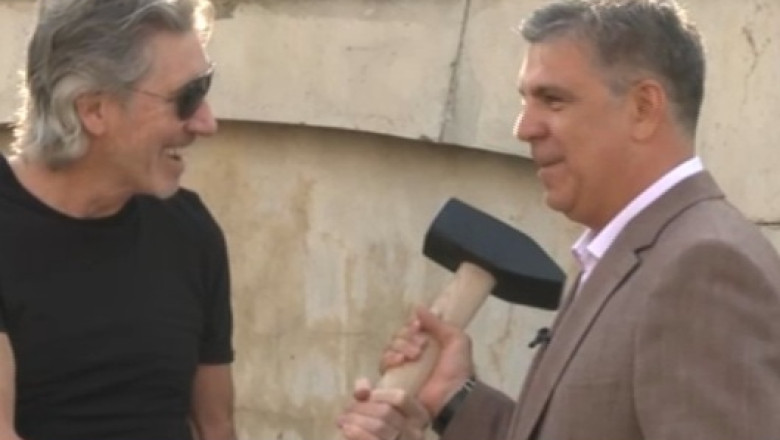 Roger Waters si Valeriu Zgonea au „spart” zidul Palatului Parlamentului Imagine