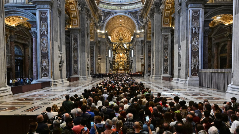 Roma, sub „asediul” celor care vor participa la funeraliile papei. Mormantul suveranului pontif va putea fi vizitat de duminica Imagine