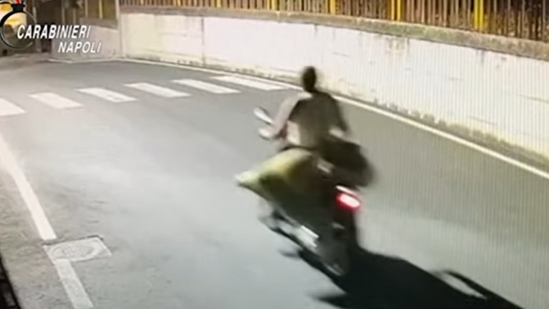 Roman filmat la Napoli carand cu scuterul un cadavru. Anchetatorii au refacut firul evenimentelor Imagine