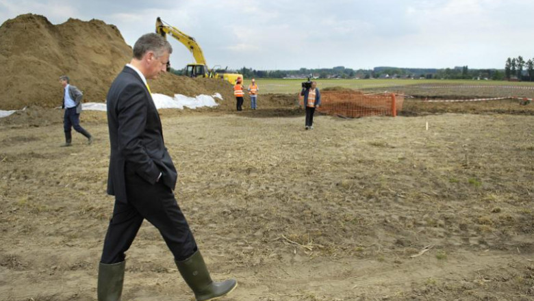 Roman implicat in furtul a peste 2 milioane de litri de kerosen dintr-o conducta NATO, in Belgia Imagine