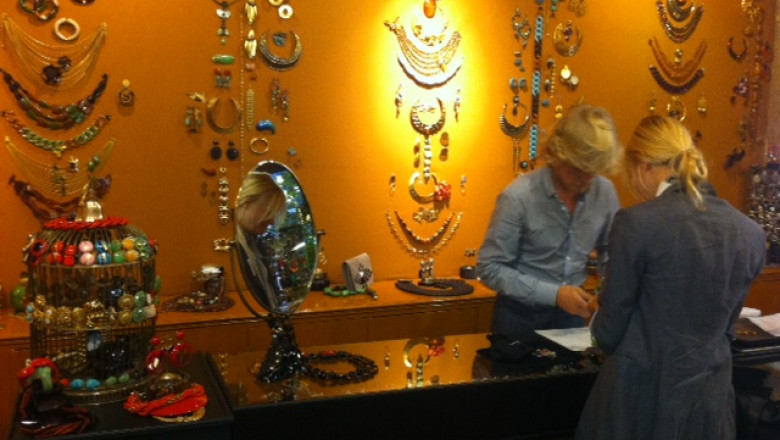 Romani arestati la Paris, in timp ce jefuiau un magazin de bijuterii Imagine