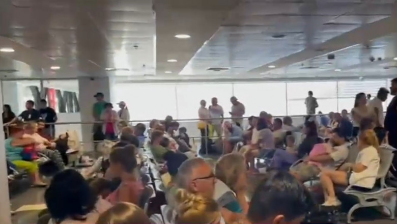 Romani blocati de 10 ore pe aeroport in Antalya. 170 de persoane asteapta sa plece, dupa ce au fost debarcate din avion Imagine