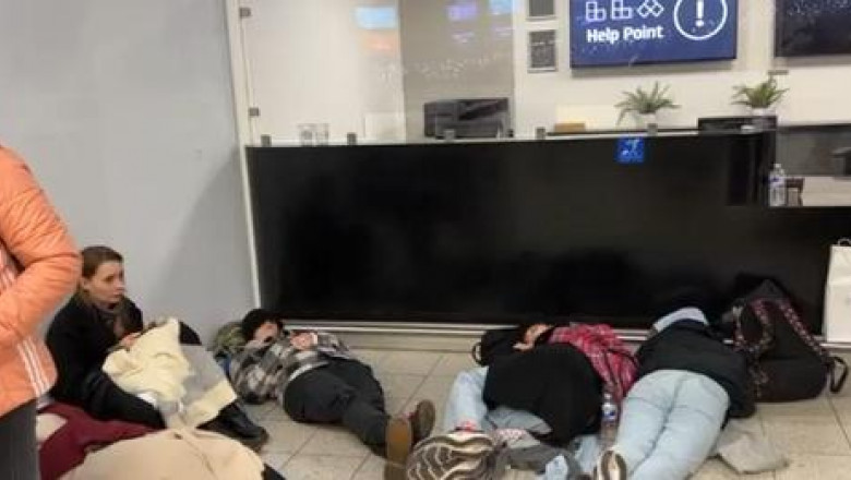 Romani blocati pe aeroportul din Luton din cauza ninsorii. Un roman si-a rupt pasaportul, de suparare Imagine