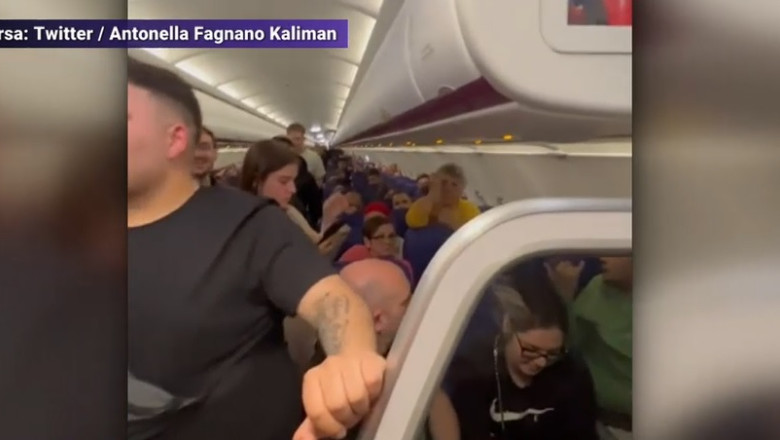 Romani dati jos din avion, la scurt timp dupa imbarcare Imagine