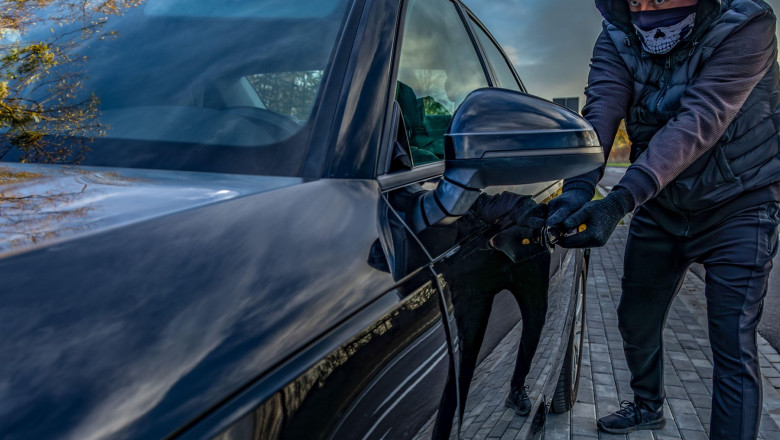 Romani, moldoveni, ucraineni si rusi, organizati intr-o banda, furau masini de lux din Europa si le vindeau in Dubai Imagine