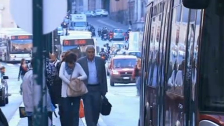 Romani transformati in sclavi de alti romani. Tineri tinuti flamanzi si obligati sa munceasca in Italia Imagine