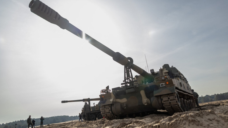 Romania afla in sfarsit cand poate incepe productia locala de obuziere K9 Thunder, in valoare de 1 miliard de dolari Imagine