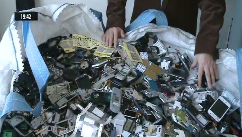 Romania arunca aur la gunoi. Din telefoanele si computerele vechi, industria reciclarii scoate aur, platina si argint Imagine
