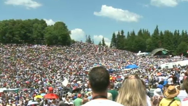 Romania este astazi unul din polii catolicismului. Peste 100.000 de pelerini la Sumuleu Ciuc Imagine