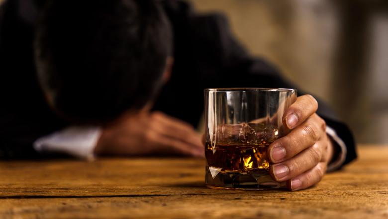 Romania, in topul tarilor europene unde se consuma cel mai mult alcool: „Beau pana cad prin santuri” Imagine