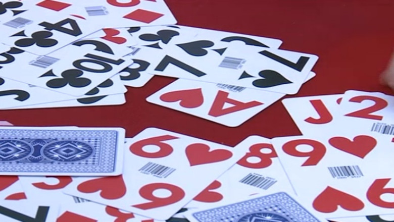 Romania, jucator slab de poker. Statul pierde anual 100 de milioane de euro din neimpozitarea jocurilor de noroc Imagine