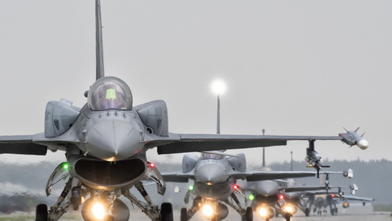 Romania si Olanda vor infiinta un centru de pregatire pentru tehnicienii ucraineni de pe avioanele de lupta F-16 Imagine