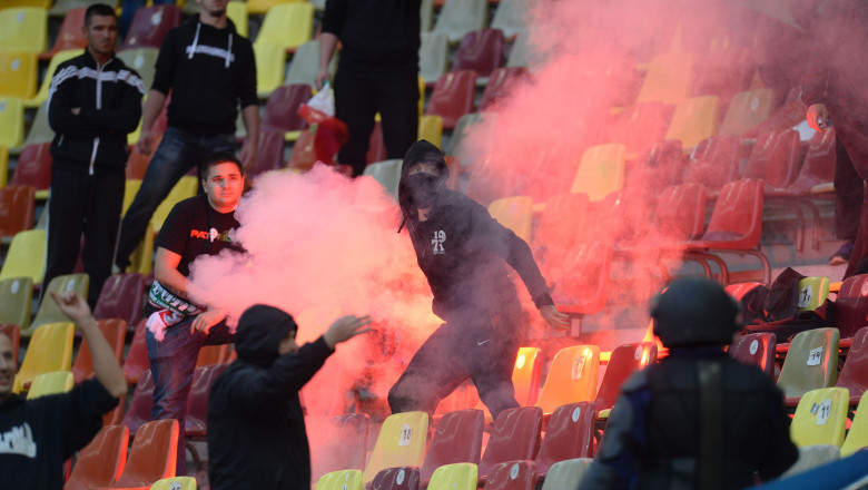 ROMANIA-UNGARIA. INCIDENTE LA MECI. Suporterii romani s-au batut intre ei Imagine