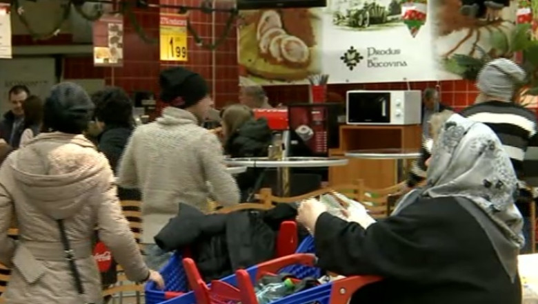 Romanii au facut cozi la supermarketuri in a doua zi de Craciun Imagine