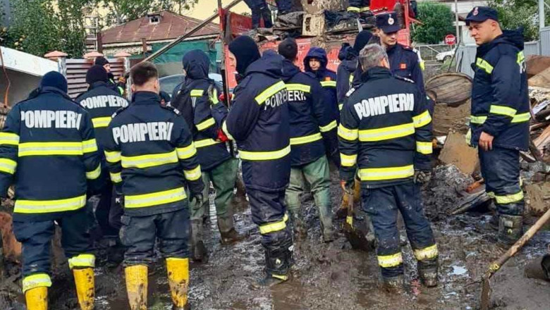 Romanii au inrosit liniile telefonice din cauza vremii extreme. STS a anuntat 200 de apeluri la 112, in Capitala, in doar o ora Imagine