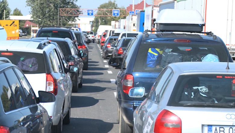 Romanii care muncesc in strainatate aglomereaza vamile din vestul tarii Imagine