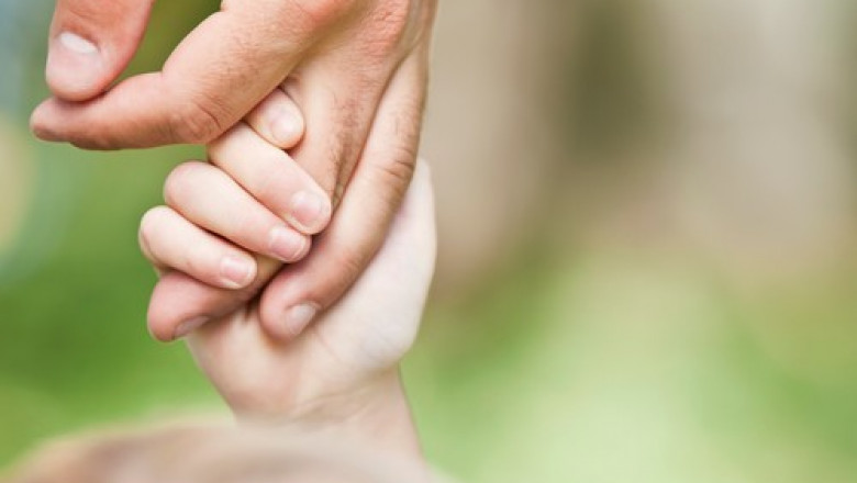 Romanii care vor sa adopte copii ar putea beneficia de un concediu de 2 ani. Proiectul a fost aprobat de Senat Imagine