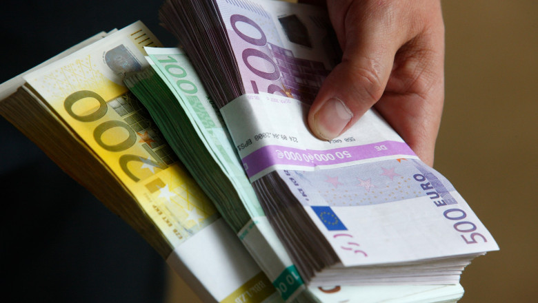 Romanii din diaspora au trimis acasa patru miliarde de euro, anul acesta. Cei mai multi bani vin din Marea Britanie Imagine