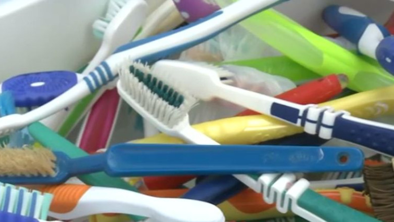 Romanii din mediul rural isi schimba periuta de dinti o data la zece ani Imagine