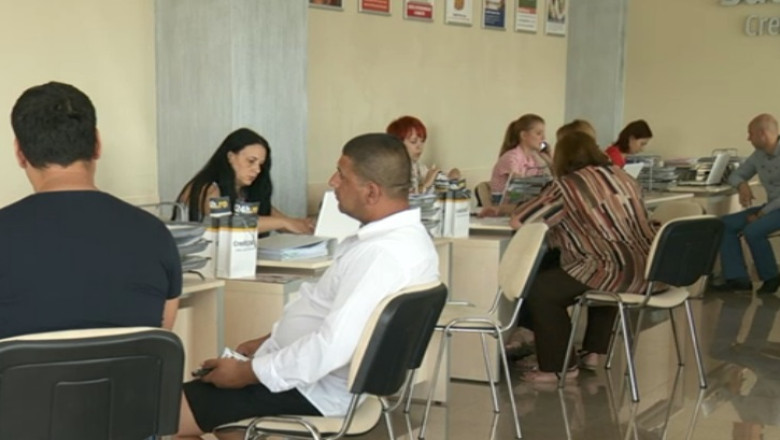 Romanii lucreaza 50 de ore lunar pentru fiecare 100 de euro datorati la banci Imagine