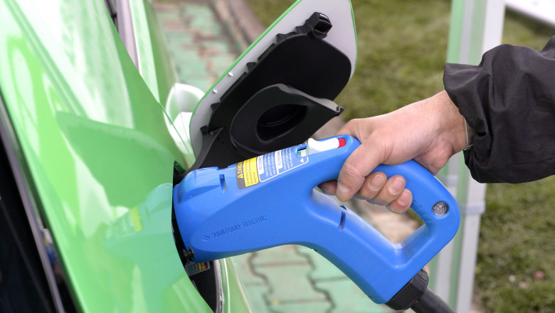Romanii nu mai vor sa auda de motorina: 86% dintre clienti cumpara masini pe benzina sau modele electrice Imagine