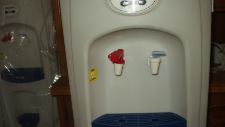 Romanii sunt mari bautori de apa la dozator. Consumul anual depaseste 140 de milioane de litri Imagine