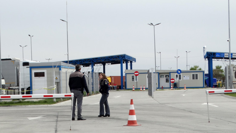 Romanii sunt sfatuiti sa intre in Ucraina doar cu masinile proprii. Care este explicatia Imagine