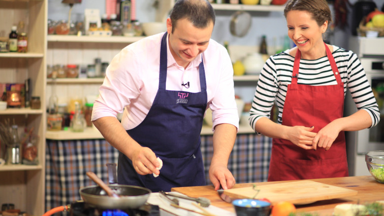 Roxana Lazarescu a dat sacoul de la Stiri pe sortul din bucataria lui Marius Tudosiei Imagine