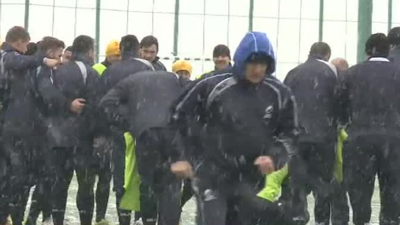 Rugby. "Stejarii" se antreneaza in ger si zapada Imagine