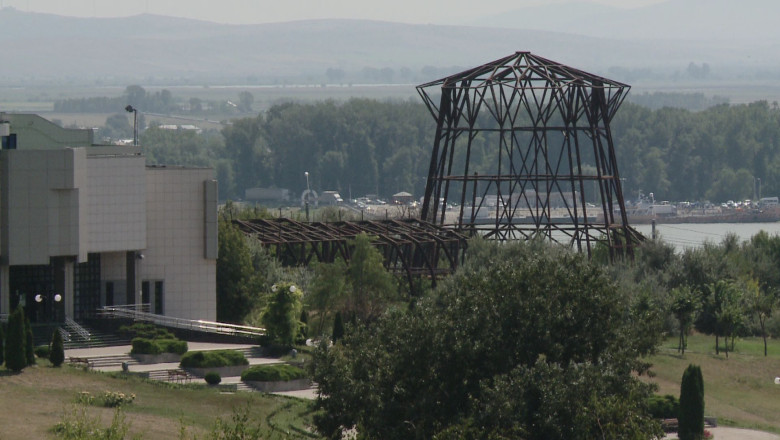 Ruina din mijlocul Gradinii Botanice. Constructia serei de palmieri a inceput in urma cu 15 ani Imagine