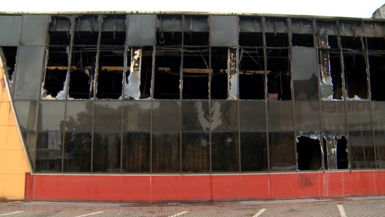 Ruinati de incendiu. Comerciantii din Piata Centrala de la Piatra Neamt isi pierd clientii Imagine