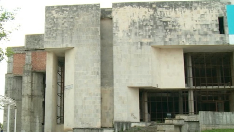 RUINE. In centrul orasului Turda zace o cladire gigant inceputa in 1980 Imagine