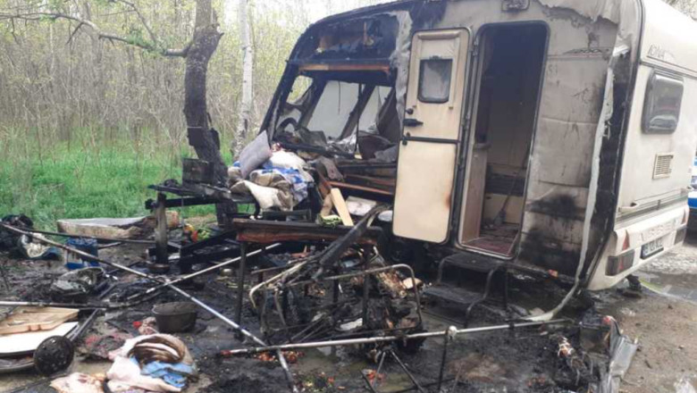 Rulota cuprinsa de flacari in Constanta: doua persoane au suferit arsuri grave si au fost preluate de un elicopter SMURD Imagine